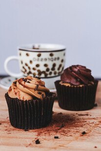 美味纸杯蛋糕与咖啡相伴