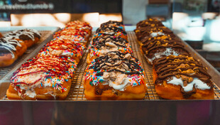 多样美味糕点整齐陈列