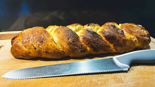 美味编织面包与刀具