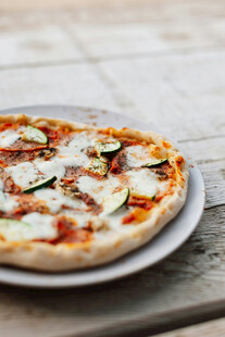 美味披萨置于木桌之上