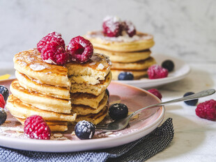 美味浆果松饼堆叠
