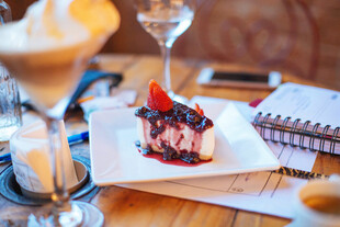 精致甜点搭配优雅餐具