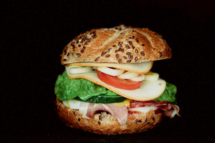 美味多层牛肉蔬菜汉堡