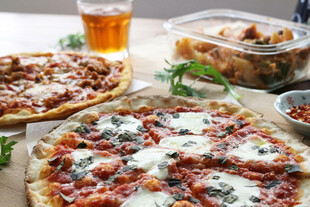 美味披萨与清爽啤酒搭配