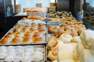 多样面包糕点陈列柜中