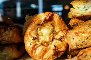 美味烘焙面包堆叠展示