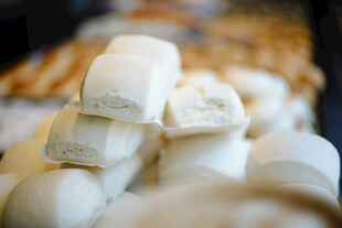 堆叠的松软白馒头