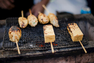 炭火上的美味烤串