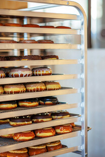 多层架上的多样烘焙食品