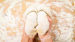 双手揉制的新鲜面团