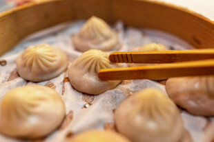 筷子夹起美味小笼包