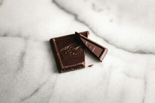 大理石上的美味巧克力