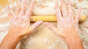 双手擀面制作面食瞬间