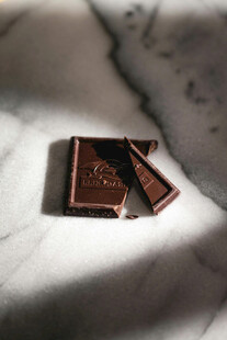 巧克力块置于大理石台面上