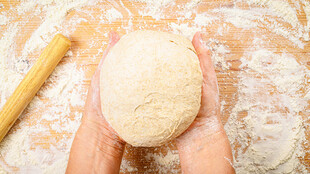 双手捧起的新鲜面团