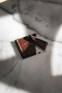 大理石上的美味巧克力