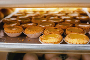 新鲜出炉的美味纸杯蛋糕