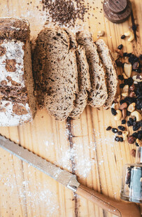 木制砧板上的美味面包