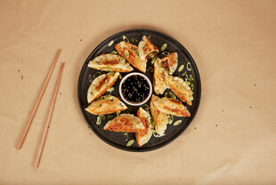 美味煎饺配蘸料与筷子