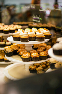 美味多样的精致纸杯蛋糕