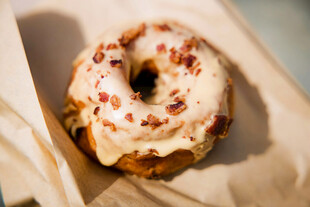 美味糖霜坚果装饰甜甜圈