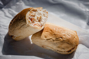 切开的美味夹心面包