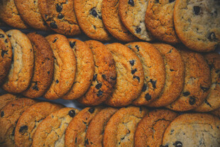 堆叠的美味巧克力曲奇饼干