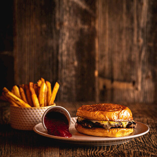 美味汉堡配薯条与蘸酱