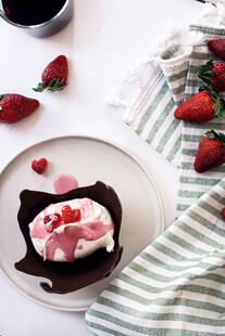 草莓巧克力甜点诱人呈现