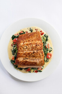 美味烤五花肉配多彩蔬菜