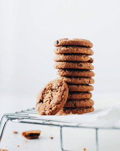 堆叠美味巧克力曲奇饼干