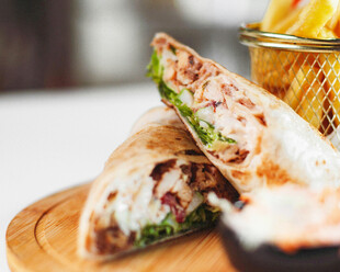 美味鸡肉卷搭配香脆薯条