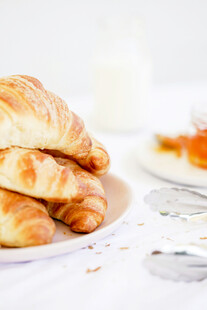 美味牛角面包与早餐搭配