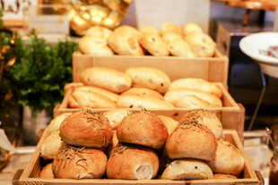 新鲜出炉的美味面包