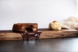 美味巧克力蛋糕置于木砧板