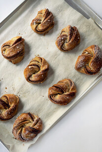 烤盘上的美味肉桂卷