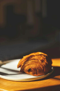 美味牛角面包置于白盘上