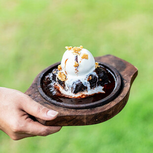 手托木盘上的美味冰淇淋