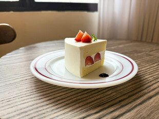 精致草莓芝士蛋糕摆拍