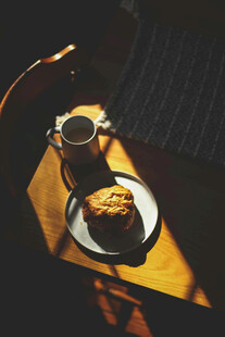 阳光下的咖啡与点心