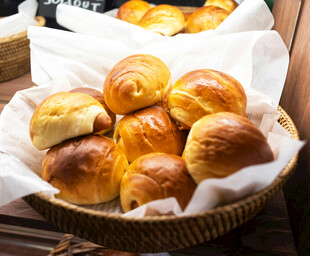 篮子里的美味烘焙面包