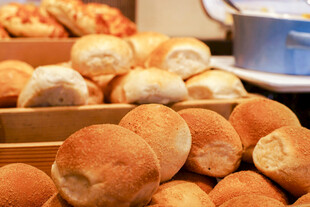 新鲜美味的各式烘焙面包