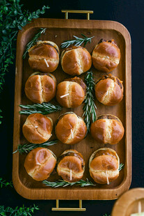 烤盘上的美味香草小面包