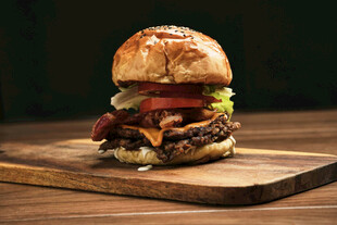 美味多层牛肉汉堡