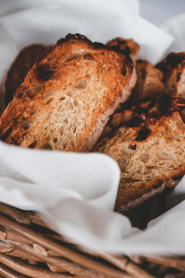 篮子里的美味烤面包
