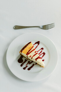 美味芝士蛋糕配双色酱