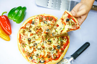 美味披萨被手拿起