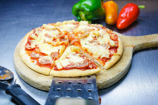 美味披萨置于木盘待享用