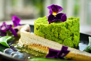 抹茶蛋糕配紫色花卉装饰