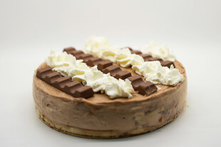 巧克力奶油装饰美味蛋糕